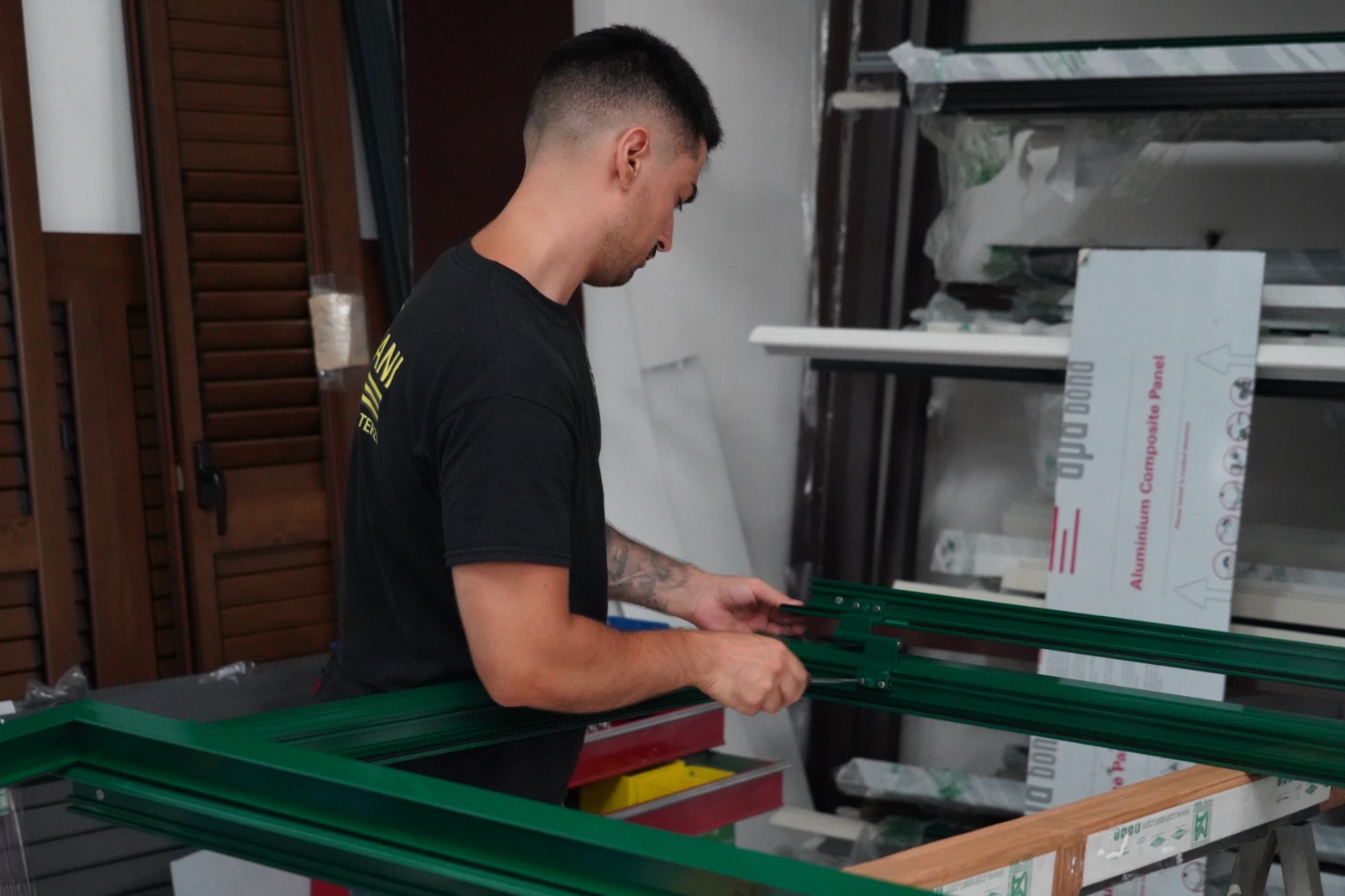 Assemblaggio di un telaio verde RAL sul banco di lavoro
