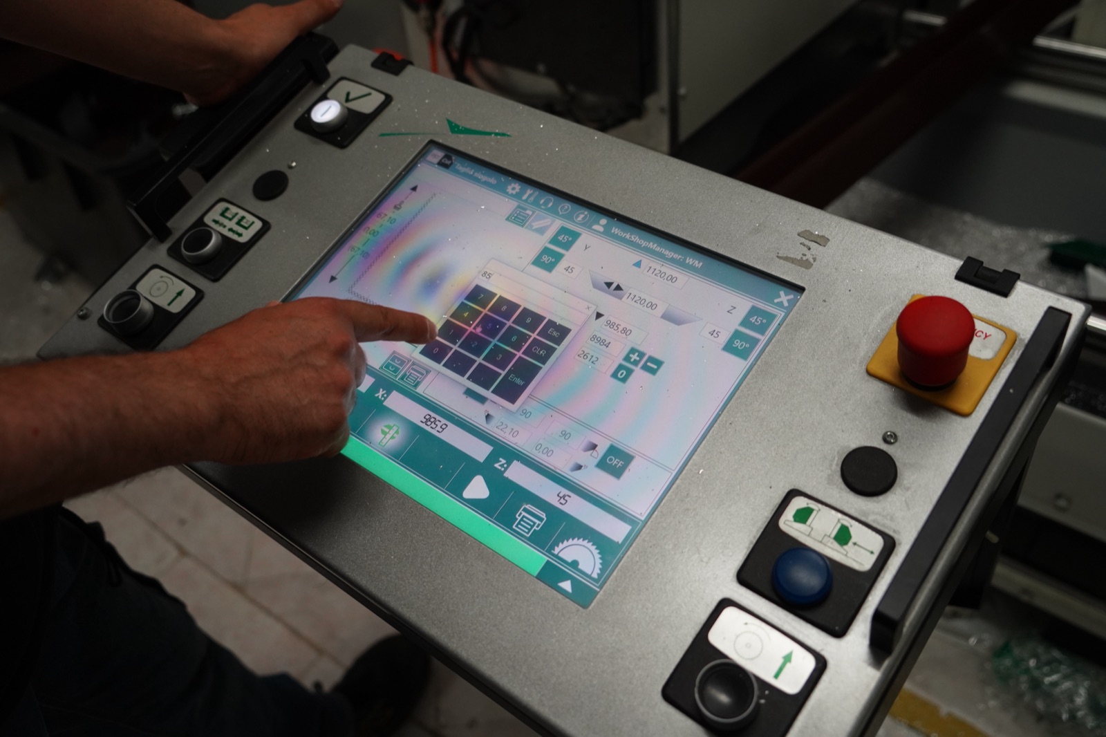 Impostazione del programma di taglio sul touchscreen della macchina