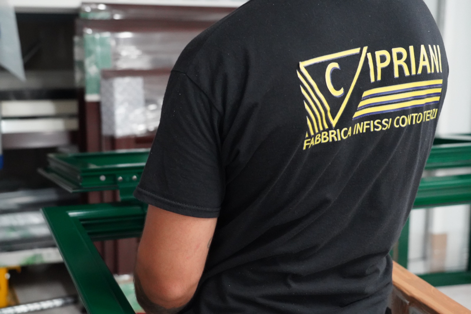 Operatore Cipriani assembla un telaio verniciato verde in officina