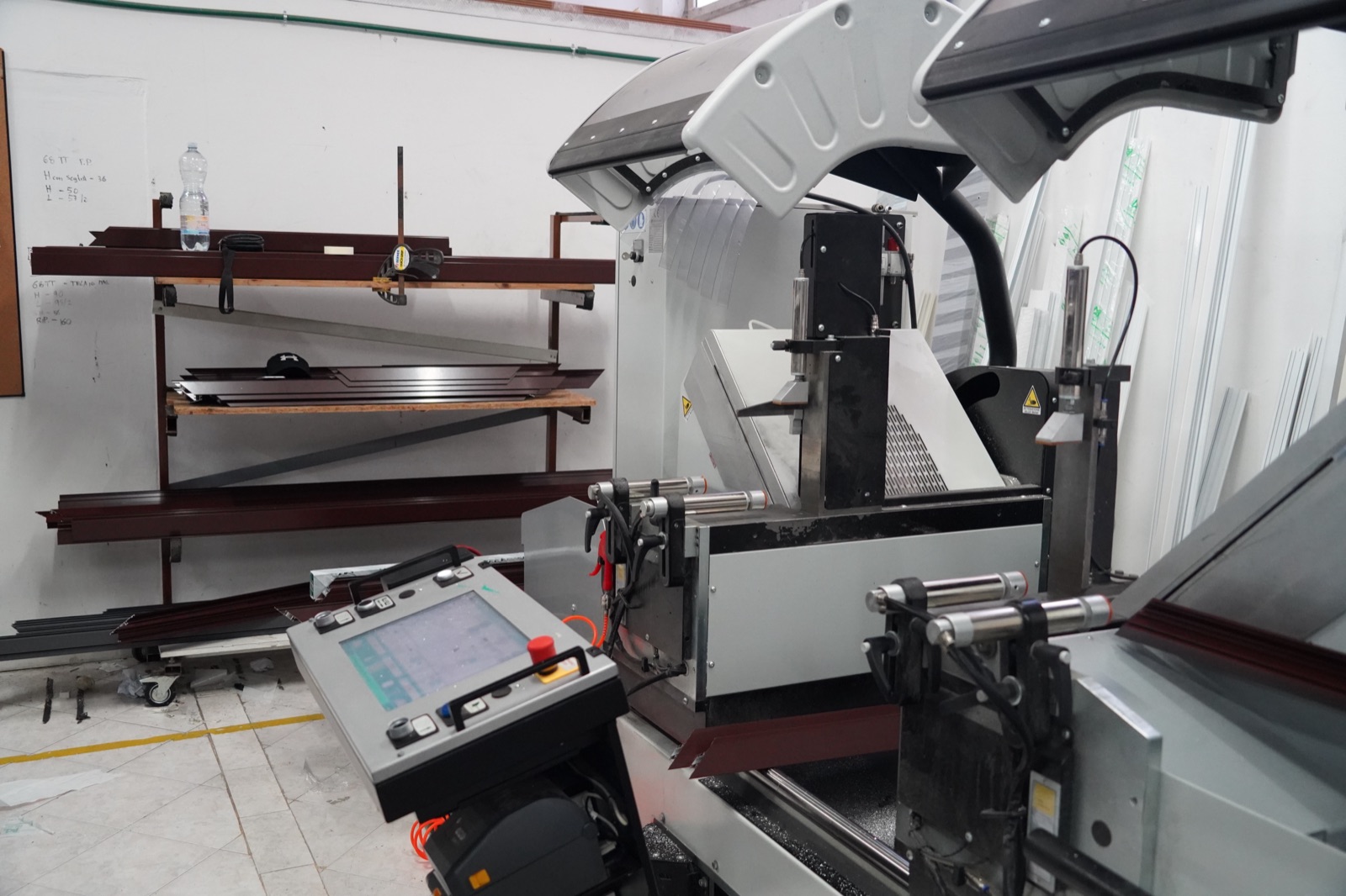 Il centro di taglio CNC nel reparto produzione Cipriani