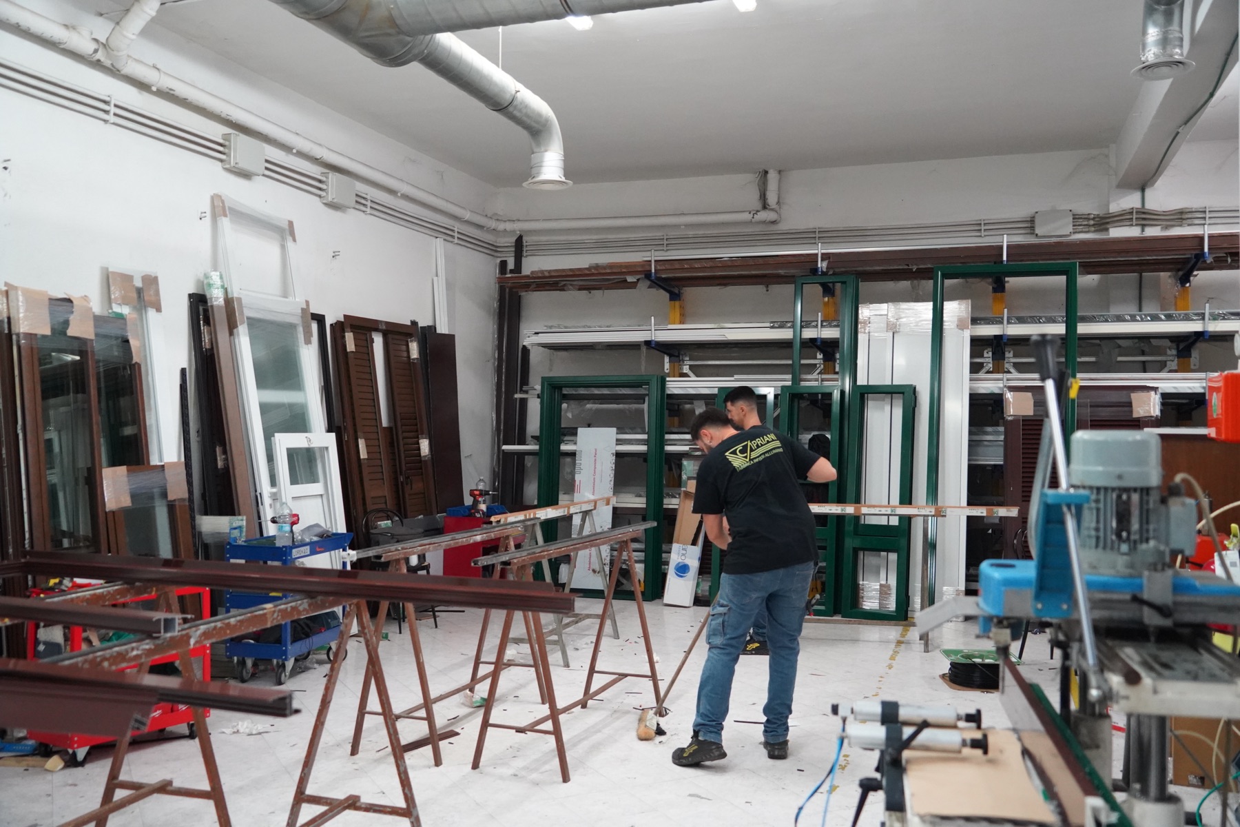 Il laboratorio Cipriani con telai in lavorazione e squadra al banco