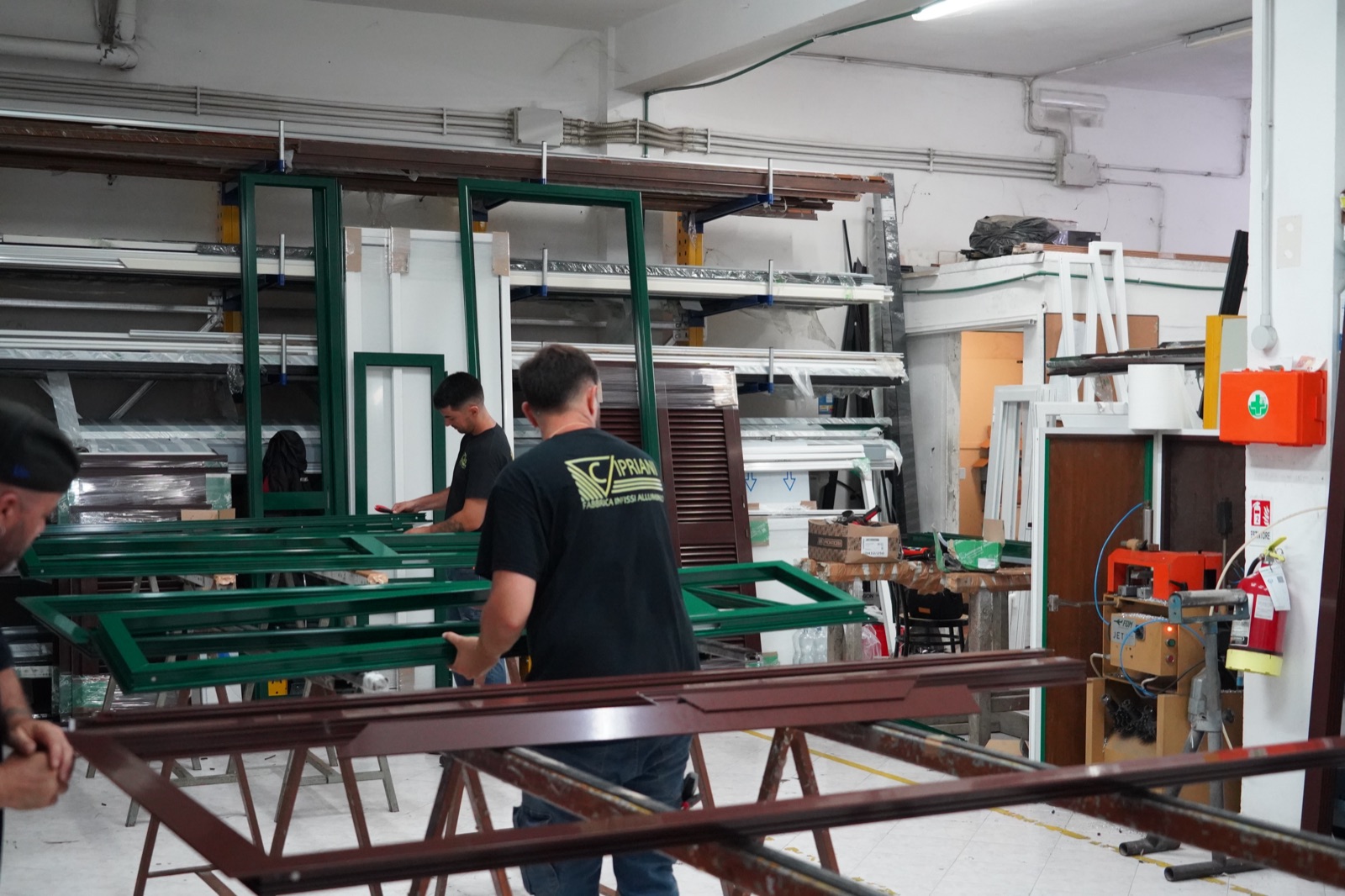 La squadra Cipriani al lavoro sui telai verdi in officina