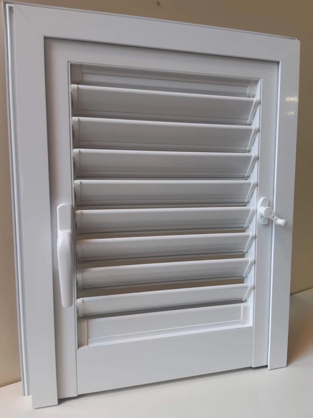 Persiana in alluminio bianco con lamelle orientabili